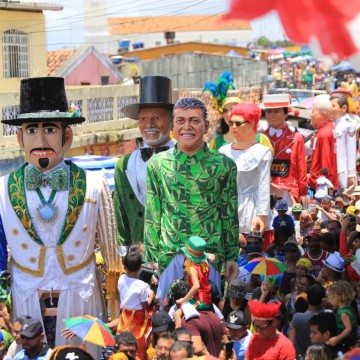 Bonecos Gigantes desfilam em Olinda nesta segunda-feira