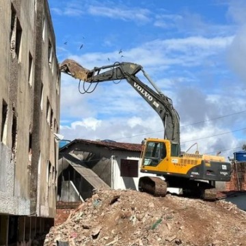 Condenado, Habitacional Juscelino Kubitschek, em Olinda, entra em nova fase de demolição