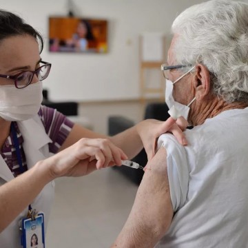  Pernambuco libera a aplicação da 4ª dose vacinal contra a COVID-19 para idosos a partir do 60 anos