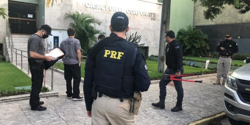 As ordens foram expedidas pela 1ª Vara Criminal Especializada do RJ, ao todo a operação cumpre oito mandados de busca e apreensão no estado de Pernambuco