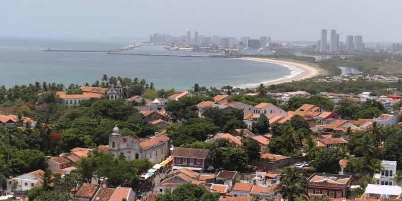 De acordo com o IBGE, o Recife tem 1.653.461 habitantes, fazendo da capital pernambucana a nona cidade mais populosa do país.