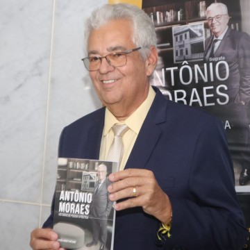  Antônio Moraes lança biografia em cerimônia na Alepe