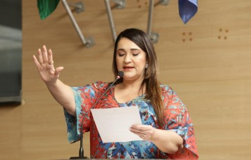 Aline Mariano volta ao Legislativo e toma posse como vereadora na Câmara do Recife