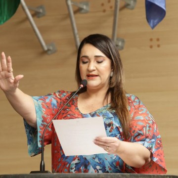Aline Mariano volta ao Legislativo e toma posse como vereadora na Câmara do Recife