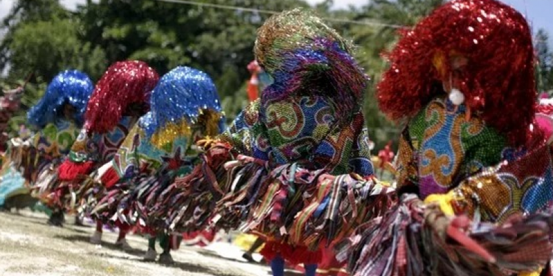 Considerado Patrimônio Cultural Imaterial do Brasil desde 2014, o maracatu mistura dança, música e poesia