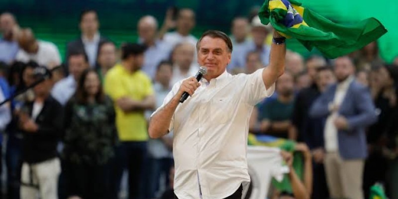 Coluna da segunda | Bolsonaro muda o tom do discurso e busca uma guinada ao centro