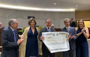Professor Carlos Mariz recebe título de cidadão pernambucano