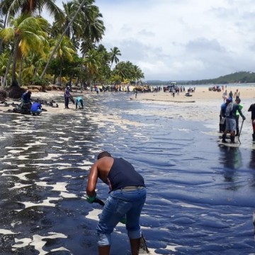 É preciso ter muito cuidado com a pele quando encontrar o óleo nas praias no Estado
