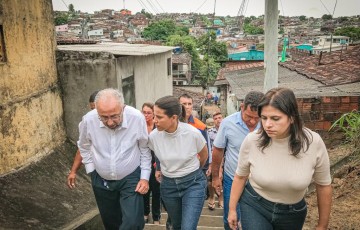 Raquel Lyra visita área de deslizamento em Olinda e afirma que o Estado está trabalhando para apoiar municípios na Defesa Civil