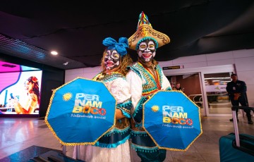 Turistas que desembarcaram no Aeroporto Internacional do Recife são recebidos com a alegria do Carnaval pernambucano