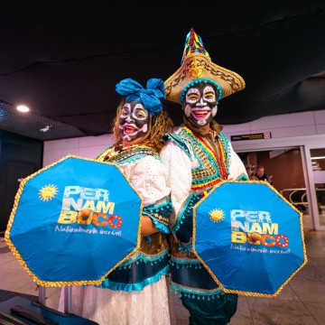 Turistas que desembarcaram no Aeroporto Internacional do Recife são recebidos com a alegria do Carnaval pernambucano