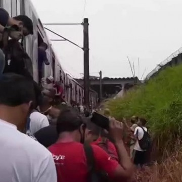 Mais uma vez, Metrô do Recife apresenta problemas; passageiros são obrigados a caminhar por trilhos
