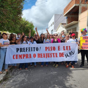 Serrita: Professores protestam contra o prefeito Aleudo Benedito