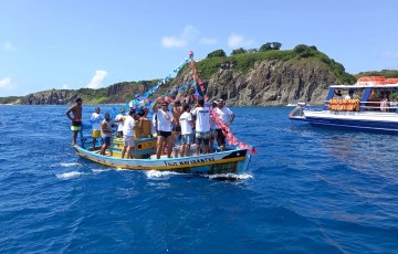 Noronha comemora Dia de São Pedro com missa, barqueata e shows