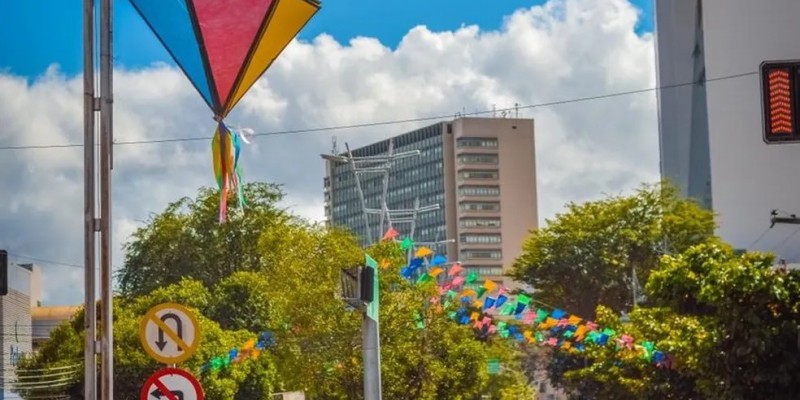 Caruaru se adapta aos festejos juninos, promovendo alterações nos horários de diversos estabelecimentos para atender moradores e visitantes durante o período festivo.