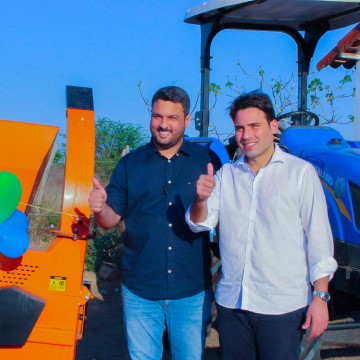 Em Vertentes, Igor Miranda entrega mais um equipamento agrícola com o Deputado Estadual João Paulo Costa
