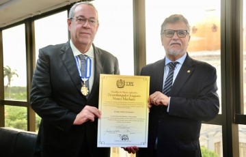 Álvaro Porto recebe a mais alta honraria do TJPE