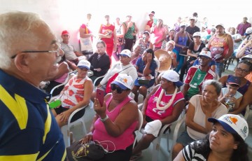 Prefeito Yves Ribeiro faz entrega de rádios transmissores a pescadores de Paulista  