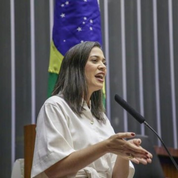 Iza Arruda assume relatoria do Piso Salarial dos fisioterapeutas e terapeutas ocupacionais e defende categoria na Câmara Federal 
