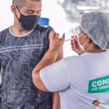 Secretária de saúde de Caruaru faz balanço sobre campanha de vacinação e testagens no São João e a baixa procura pela imunização infantil