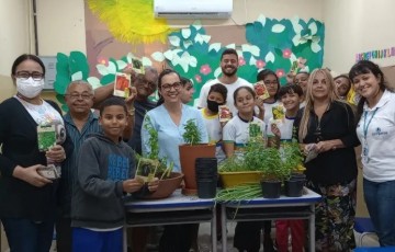 Estudantes de Brasília Teimosa fazem horta urbana e plantio de hortaliças em ação do Programa Cidade Saneada