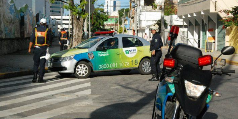 Foram estabelecidos 16 pontos de fiscalização de trânsito realizada pela Autarquia de Trânsito Transporte Urbano do Recife e Polícia Militar