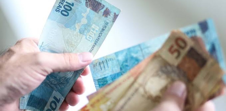 Bolsonaro reajusta valor do salário mínimo que passará de R$ 1.039 para R$ 1.045