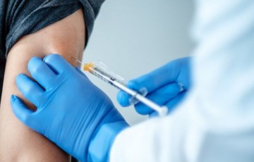 Brasileiros são vacinados contra a Covid-19 nos EUA