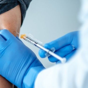 Brasileiros são vacinados contra a Covid-19 nos EUA