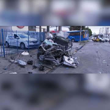Colisão entre carro e ônibus deixa duas pessoas feridas, em Olinda