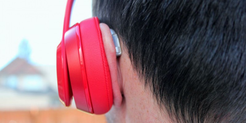 Dados apontam que 9,7 milhões de pessoas apresentam perda auditiva associada ao uso irregular dos fones de ouvido