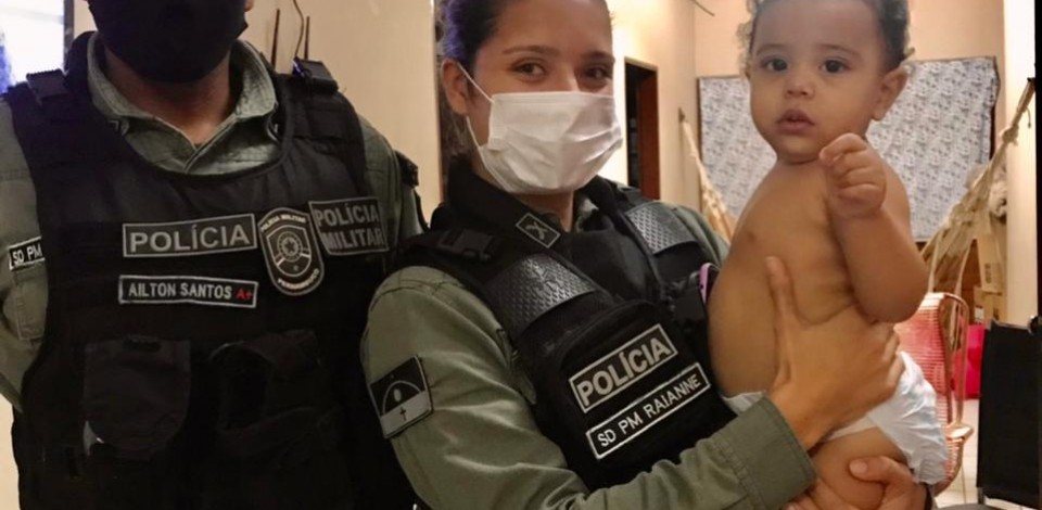Policiais do 4° BPM ajudam mãe a salvar vida da filha, no Bairro do Salgado, em Caruaru