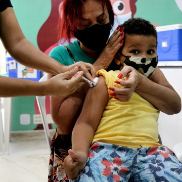 Crianças imunocomprometidas de 5 a 11 anos passam a contar com novo esquema vacinal contra COVID-19 no Recife
