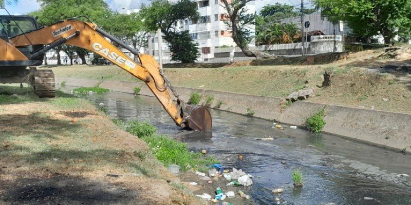 O Recife Limpa é um conjunto de ações que visa ampliar a coleta de lixo na cidade e fomentar o descarte correto do lixo.