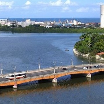 Pontes no Bairro do Recife com sentidos invertidos têm primeiro dia útil nesta segunda
