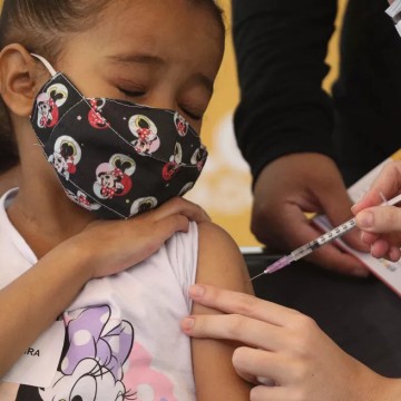 Pandemia completa três anos com crianças entre os mais vulneráveis