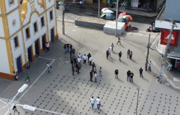 SINPOL protesta com cruzes no Marco Zero de Caruaru contra os números da violência em Pernambuco
