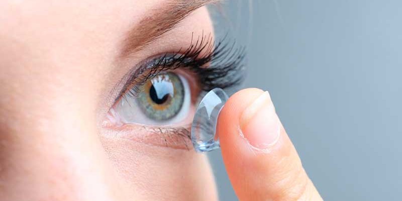 Especialista afirma que os interessados devem dar preferência às lentes descartáveis por serem mais saudáveis 