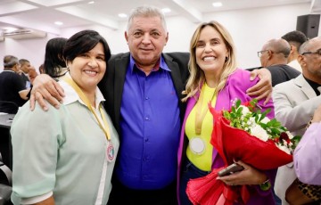 Alessandra Vieira é homenageada com Medalha Mulher Expressão Santa-cruzense