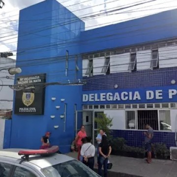 Casal é detido após confusão com a polícia em Tracunhaém; mulher mordeu policiais e chutou viatura