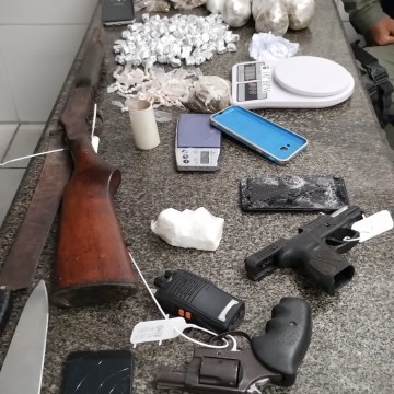 Polícia realiza apreensão de armas e drogas dentro do prédio do INSS