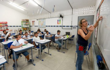 Prefeito Mano Medeiros empossa novos profissionais da educação no Jaboatão dos Guararapes
