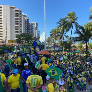 Apoiadores de Bolsonaro se concentram em ato na Avenida Boa Viagem 