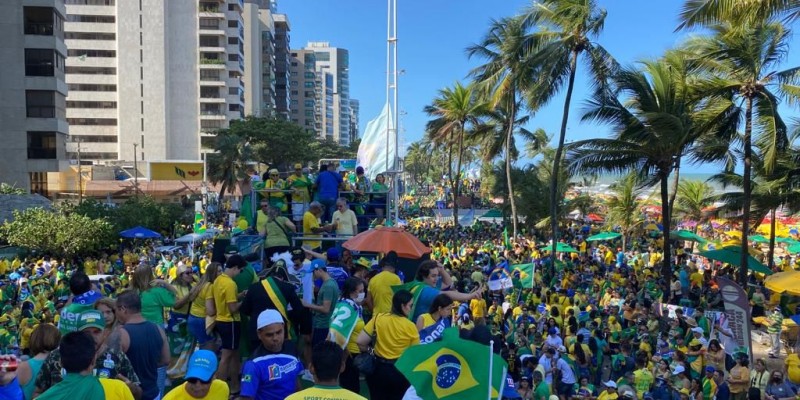 apoiadores de Bolsonaro se concentram em Boa Viagem, ato que também acontece em outros estados do País
