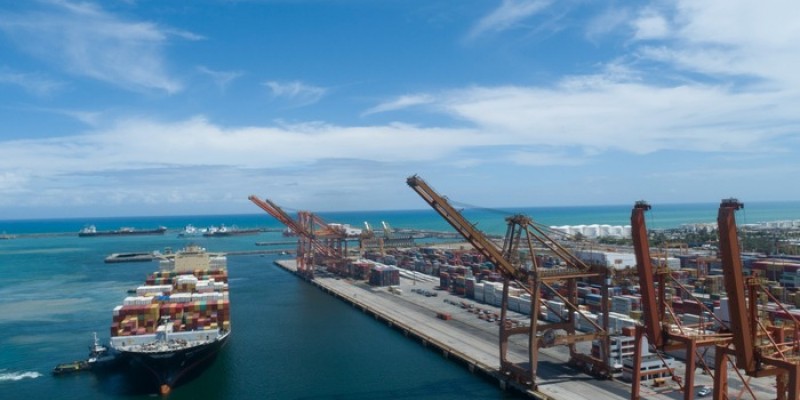 O porto de Pernambuco alcança 12,1 milhões de toneladas movimentadas e aumento de 7% nas atracações de navios, impulsionando a confiança no setor empresarial.