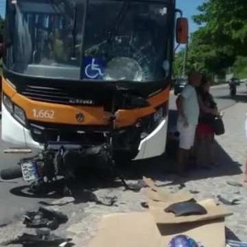 Homem morre e mulher fica ferida após sinistro entre ônibus e moto na Ilha de Itamaracá