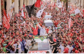 Lula e Marília fazem caminhada histórica no centro do Recife 