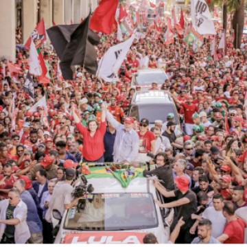 Lula e Marília fazem caminhada histórica no centro do Recife 