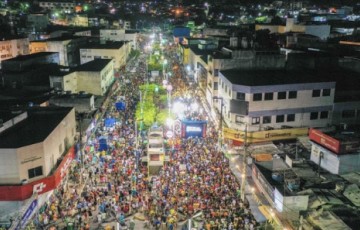 Ao som de Marrom Brasileiro, Carnaval Vitória das Alegorias encerra programação do polo principal