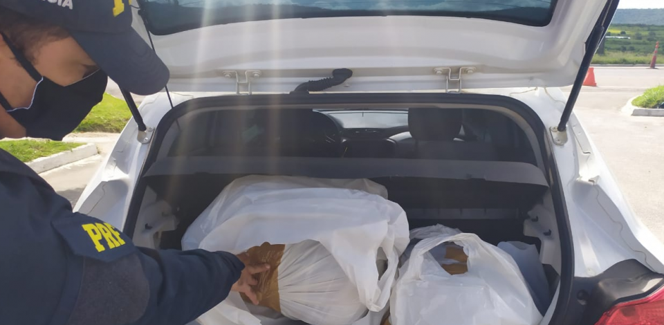 PRF prende carro de Minas Gerais com 32 kg de maconha em São Caetano